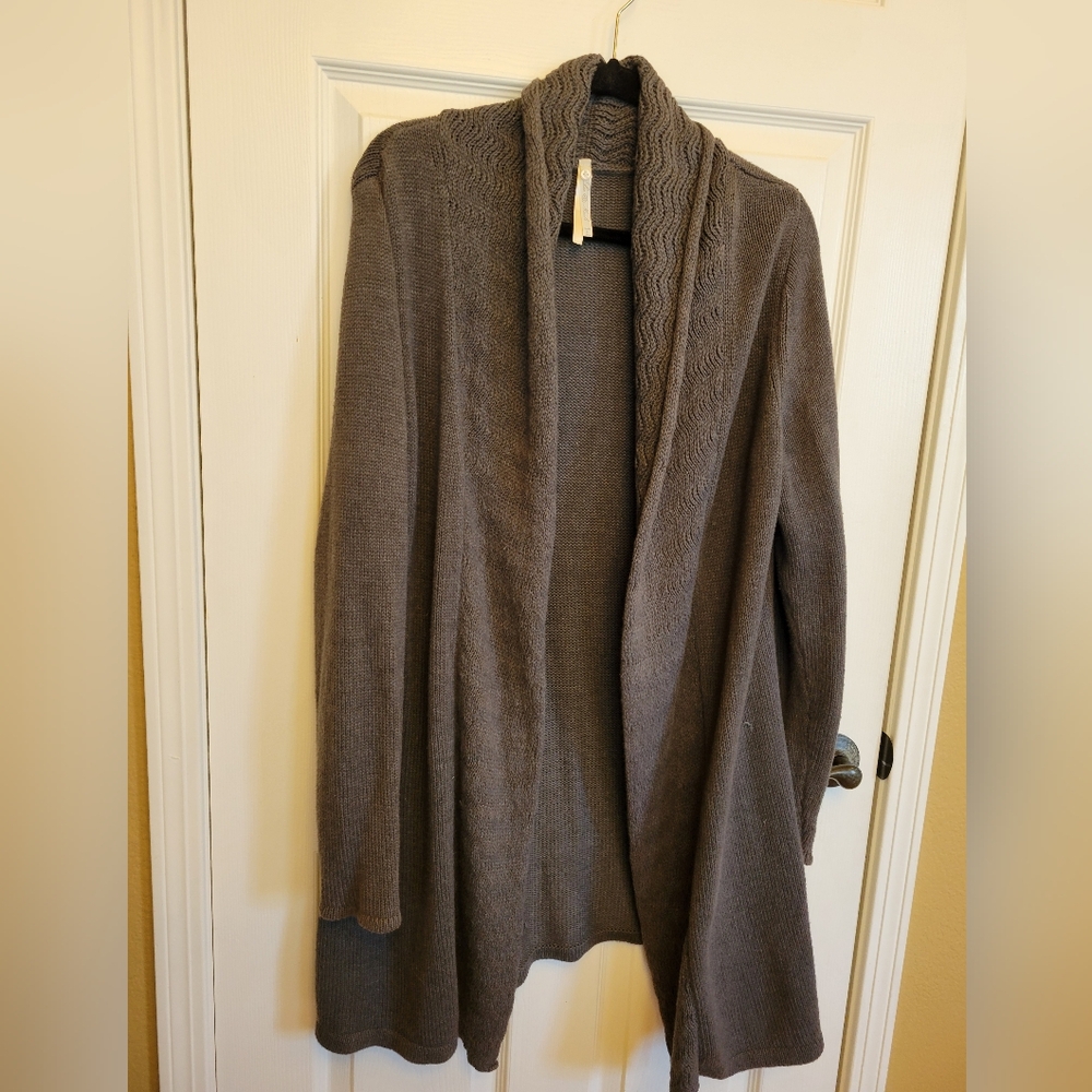 Leo & Nicole Thick Gray Sweater Cardi w/Flattering Knit & Crochet Detailing